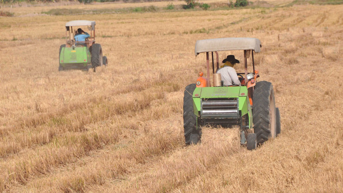 Máy đang cuộn rơm ngoài đồng ở Sóc Trăng. Ảnh: Hòa Hội.