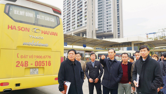 Thứ trưởng Lê Đình Thọ (ở giữa) trong sân Bến xe Mỹ Đình. Ảnh: Sỹ Lực.