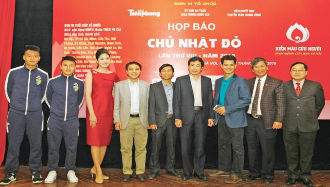 Ban tổ chức cùng các cầu thủ, hoa hậu, nghệ sĩ tại buổi họp báo chiều 12/1. Ảnh: Như Ý.