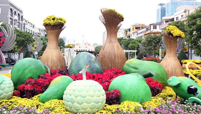 Biểu tượng của sự sung túc trên đường hoa. Ảnh: Đường hoa Nguyễn Huệ 2016.