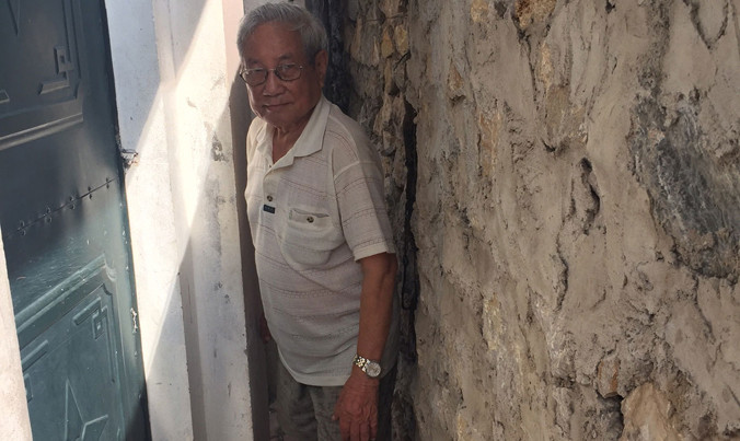 Lối đi của gia đình ông Vũ Văn Bổng chỉ còn đủ cho một người đi sau khi dự án đường Ô Đống Mác - Nguyễn Khoái hoàn thành.