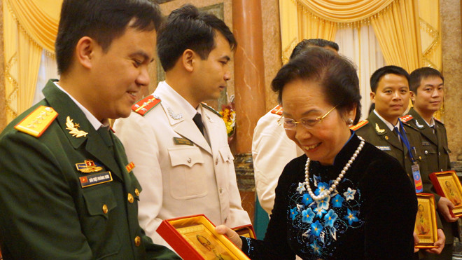 Nguyên Phó Chủ tịch nước Nguyễn Thị Doan biểu dương đại úy Bùi Việt Hoàng Sơn cùng các gương mặt trẻ tiêu biểu và cán bộ Đoàn, ĐVTN xuất sắc trong Quân đội và Công an -tháng 3/2016. Ảnh: Nguyễn Minh.