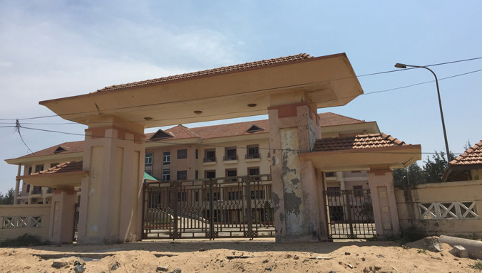 Cổng chính của Chi nhánh Trung tâm Hỗ trợ Nông dân, nông thôn khu vực miền Trung - Tây Nguyên bị kẹt, lâu ngày không mở được. Ảnh: N.T.