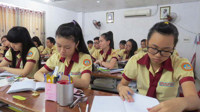 Học sinh trường THPT Thành Nhân, quận Tân Phú đang ôn thi tại trường.