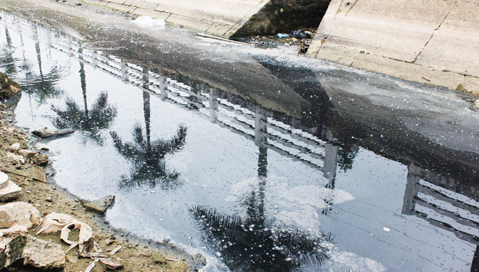 Kênh dẫn nối từ sông Hồng với kênh thủy lợi Đan Hoài chạy qua xã Hồng Hà (Đan Phượng) luôn đen đặc, bốc mùi hôi thối. Ảnh: Minh Quang.