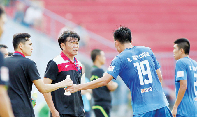 HLV Phan Thanh Hùng (trái) tiếp tục ghi dấu ấn tại Than Quảng Ninh sau khi chia tay Hà Nội T&T. Ảnh: VSI.