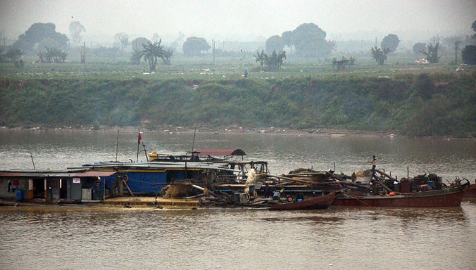 Cát tặc trên sông Đuống (ảnh chụp ngày 29/3). Ảnh: MĐ.