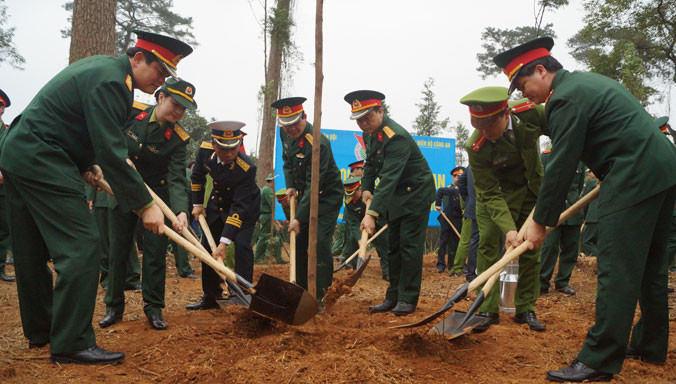 Lãnh đạo Ban Thanh niên Quân đội, Đoàn Thanh niên Bộ Công an và các đại biểu thanh niên tiêu biểu trong Quân đội và Công an năm 2015 trồng cây nhớ ơn Bác Hồ tại Khu di tích K9 - Đá Chông (Ba Vì, Hà Nội), chiều 22/3. Ảnh: Nguyễn Minh.
