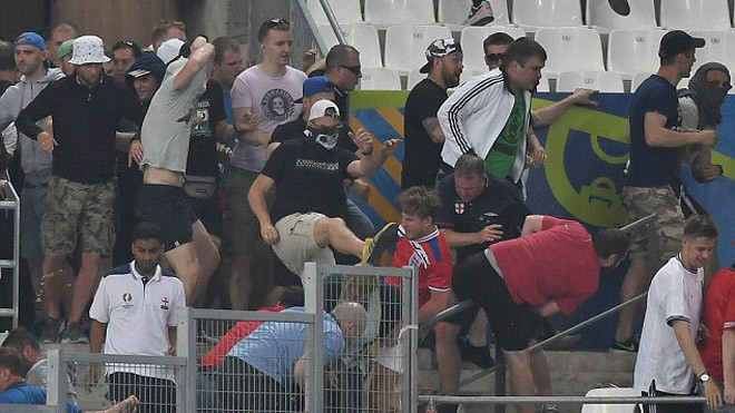 CĐV Anh tháo chạy khi bị CĐV Nga tấn công.