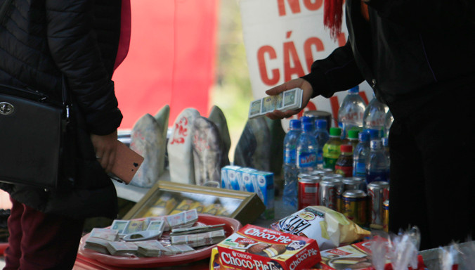 Nạn đổi tiền lẻ vẫn diễn ra vào dịp cận Tết âm lịch tại các khu vực đền chùa. Ảnh: Như Ý.