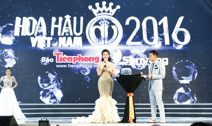 Thí sinh Đỗ Mỹ Linh trong phần thi ứng xử. Ảnh: Hồng Vĩnh.