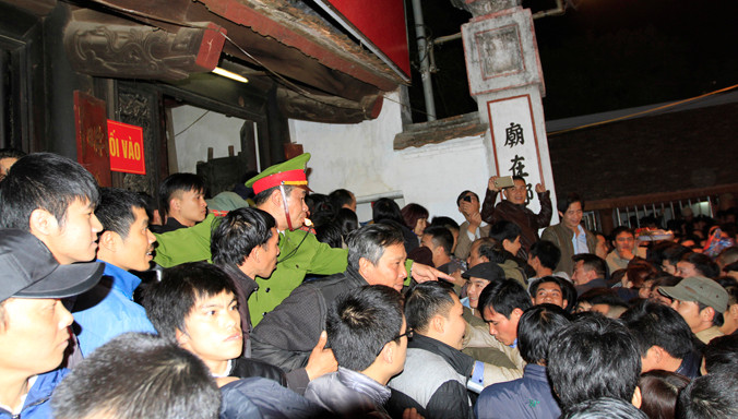 Công an vất vả giữa biển người ở đền Trần. Ảnh: Trường Phong.