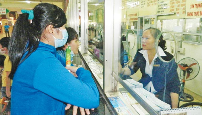 Hành khách mua vé xe đò tết tại bến xe Miền Đông. Ảnh: HT.