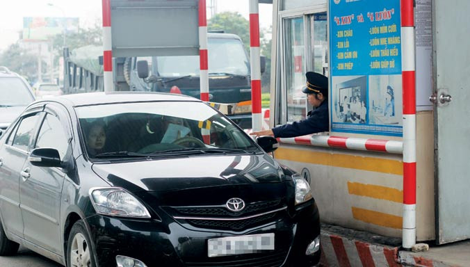 Trạm thu phí Bến Thủy tăng giá vé ngay trong sáng ngày đầu năm 2016. Ảnh: Văn Bình.