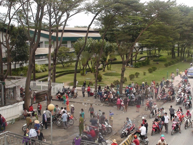 Công nhân công ty Pouchen ngưng việc, tụ tập phía ngoài nhà máy. Ảnh: Công an nhân dân.