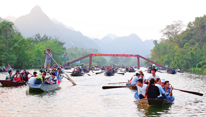 Về với Chùa Hương là về với phong cảnh thiên nhiên kỳ vĩ, sơn thủy hữu tình… Ảnh: Như Ý.