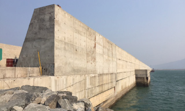 Đê chắn sóng cảng Sơn Dương của Formosa, nơi đội thợ lặn của Nibelc gặp vấn đề về sức khoẻ. Ảnh: Vnexpress