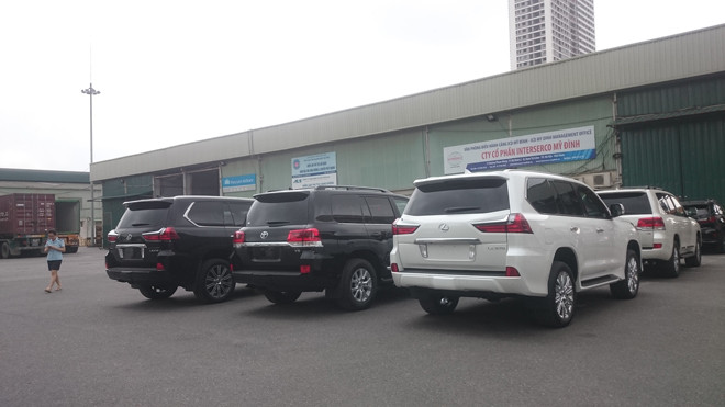 Xe ô tô nhập khẩu tại Chi cục Hải quan bắc Hà Nội. Ảnh: Tuấn Nguyễn.