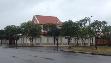 Ngôi biệt thự mà ông Lê Phước Hoài Bảo sinh sống tại khu phố mới Tân Thạnh, TP Tam Kỳ bị hai đối tượng đột nhập bắt trộm chim chào mào.