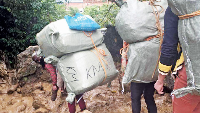 Đội quân nữ cửu vạn vác hàng lậu vượt biên dọc theo đường mòn về khu vực xã Tân Mỹ (Văn Lãng, Lạng Sơn). Ảnh: Quỳnh nga.