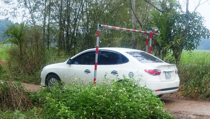 Né trạm thu phí, ô tô đi vào đường làng nhỏ hẹp gây bức xúc cho dân. Ảnh: Ngọc Văn.