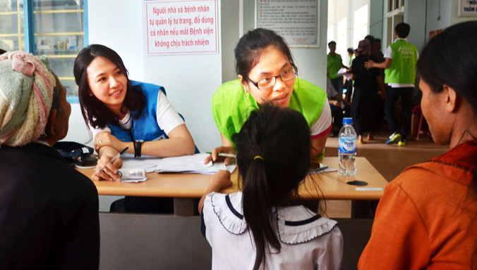 Nữ y tá Park Mi Joo (bên trái) đang nghe phiên dịch hỏi về tình trạng sức khỏe của đồng bào huyện Minh Long. Ảnh: L.V.C.
