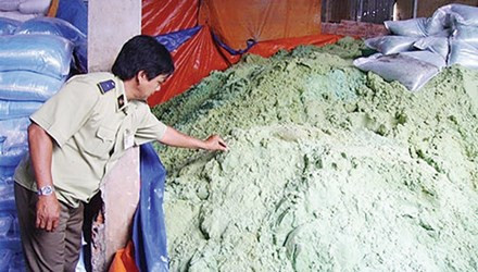 Lực lượng chức năng phát hiện một cơ sở sản xuất phân bón giả trên địa bàn TPHCM.