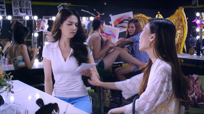 Một cảnh hậu trường người mẫu trong “Vòng eo 56”.