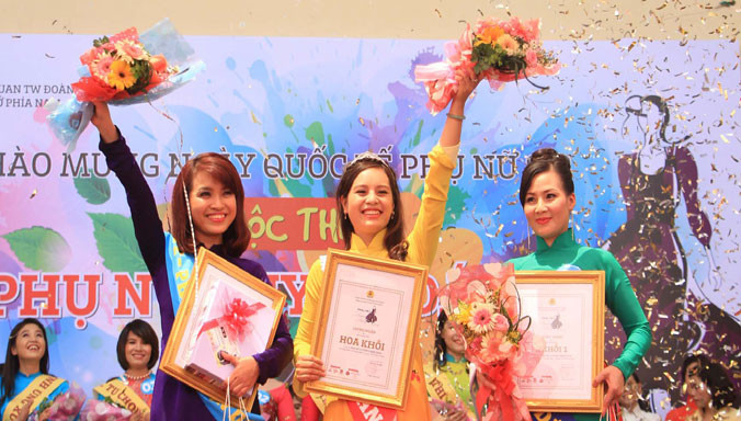 Hoa khôi, Á khôi 1, Á khôi 2 Hội thi Phụ nữ duyên dáng. Ảnh: Ngô Tùng.