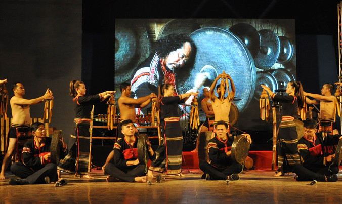 Tiết mục tưởng nhớ cố NSND Y Moan. Ảnh: Hữu Hùng.