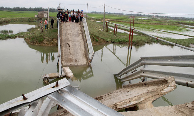 Salan đâm sập cầu. Ảnh: Vnexpress.