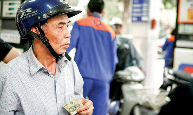 Đường đi của xăng dầu còn tù mù, người dân còn bị “móc túi”. Ảnh: Hồng Vĩnh.