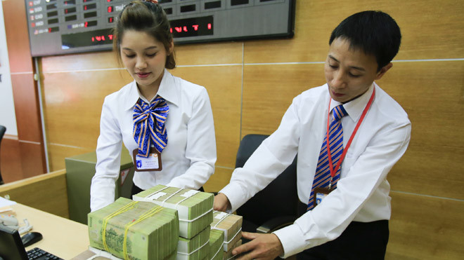 Cửa vay ngoại tệ mở khiến cầu sẽ tăng mạnh, NHNN có nên tính đến nâng lãi suất tiền gửi USD. Ảnh: Như Ý.