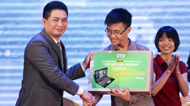 Bùi Trung Hiếu (giữa) trong một lần nhận học bổng.