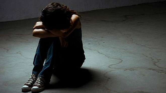 Trẻ em bị xâm hại tình dục luôn sống thu mình và bối rối với những người xung quanh (Ảnh mang tính chất minh họa).