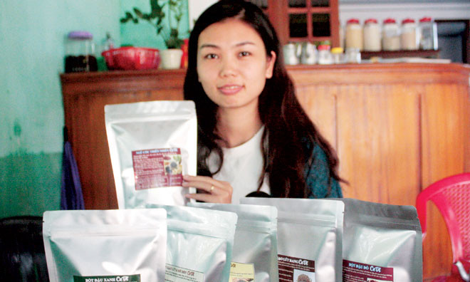 Thảo bên sản phẩm bột ngũ cốc của gia đình mình.