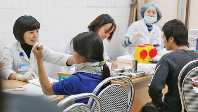 Xét nghiệm hiếm muộn tại Bệnh viện Phụ sản Trung ương. Ảnh: Hồng Vĩnh.