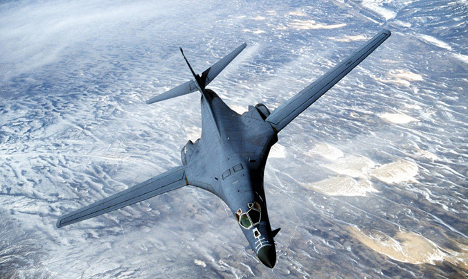 Máy bay ném bom chiến lược siêu thanh B-1 Lancer bay trên Thái Bình Dương. Ảnh: US Air Force.