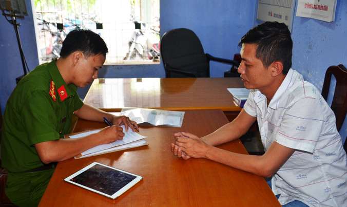 Công an lấy lời khai đối tượng cầm đầu đường dây đánh bạc bằng hình thức cá độ bóng đá tại TT-Huế, với số tiền 17 tỷ đồng, trong giải đấu Euro năm nay.