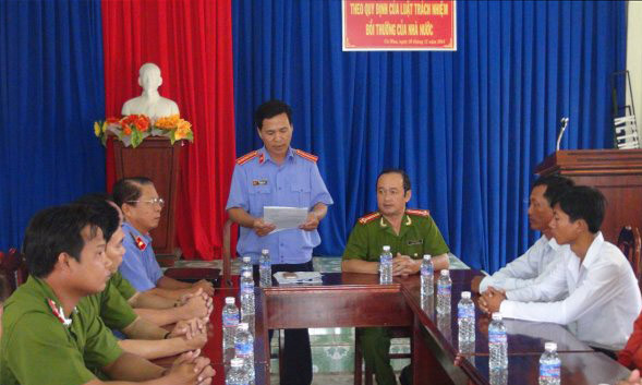 Đại diện Viện kiểm sát Cà Mau trong một buổi công khai xin lỗi người bị truy tố oan. Ảnh: Tuổi trẻ