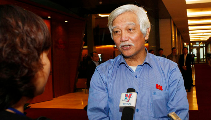 Đại biểu Quốc hội Dương Trung Quốc trả lời phóng viên sáng 22/3. Ảnh: Như Ý.