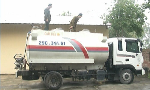 Các cơ quan chức năng lấy mẫu xăng kiểm tra. Ảnh: Sức khỏe đời sống.