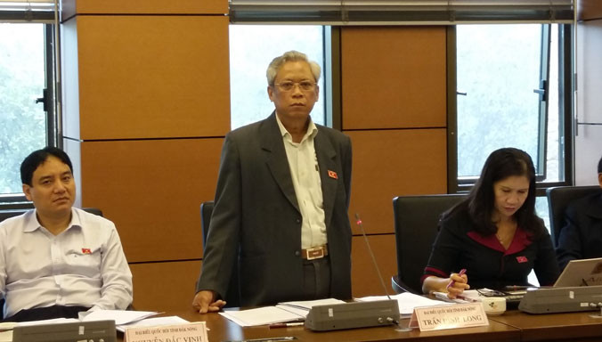 Phó Chủ nhiệm Ủy ban Pháp luật Trần Đình Long nói không biết trả lời thế nào với cử tri về vấn đề biển Đông dù nhiệm kỳ đã chuẩn bị kết thúc.