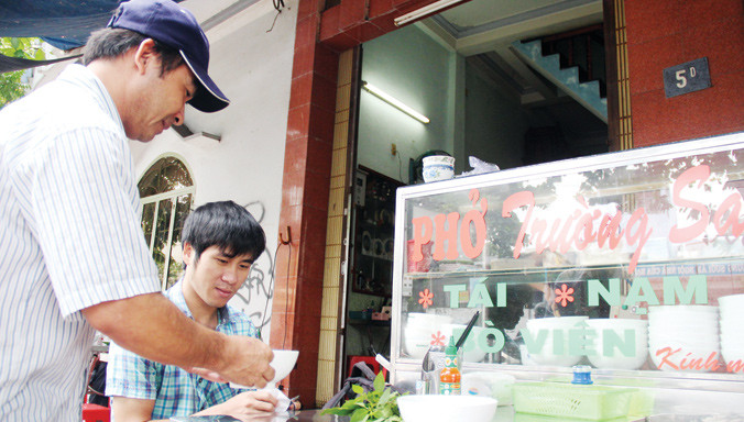 Ông chủ quán phở là cựu binh Trường Sa tận tình phục vụ khách. Ảnh: Hoài Văn.
