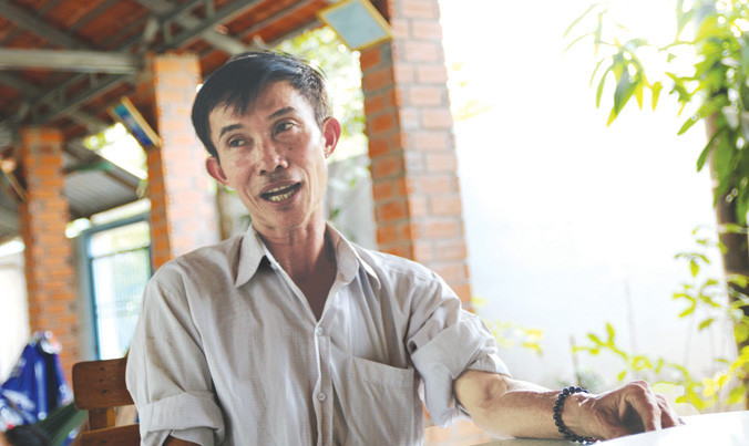 Ông Nguyễn Văn Bỉ chủ đất quán cà phê Xin Chào vui mừng khi hay tin công an rút lại đề nghị truy tố mình. Ảnh: Việt Văn.