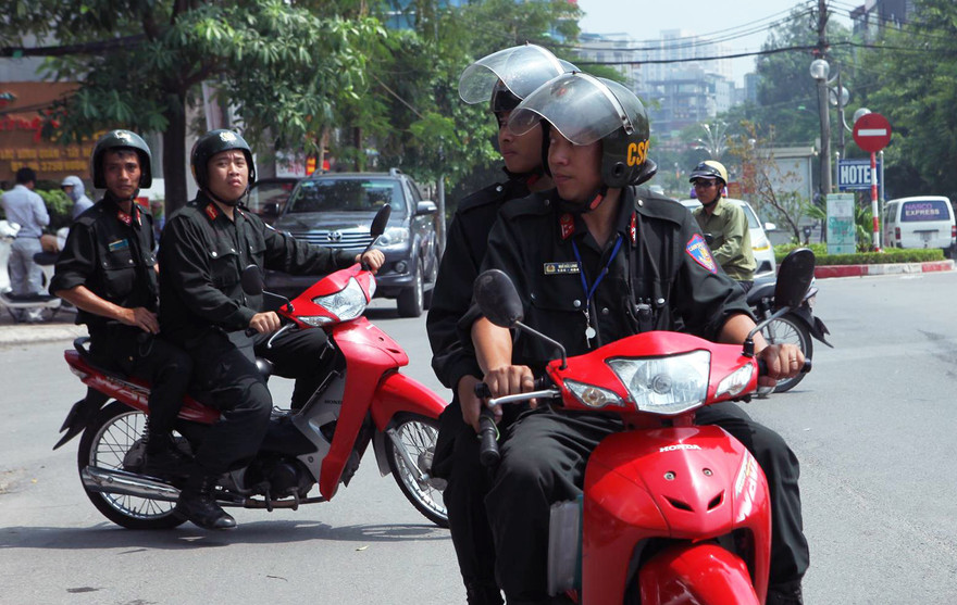 Từ 2/9: Ban ngày, CSCĐ không được dừng xe vi phạm mũ bảo hiểm