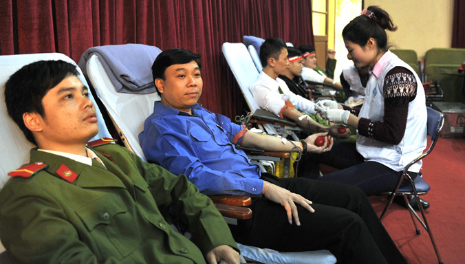 Bí thư Tỉnh Đoàn Vĩnh Phúc Nguyễn Văn Mạnh (thứ hai từ phải sang) và nhiều ĐVTN hiến máu tại Chủ nhật Đỏ. Ảnh: Xuân Tùng.