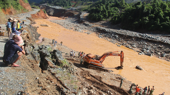 Trục vớt xe, tìm kiếm người mất tích trong sự cố tại Thủy điện Sông Bung 2 (Quảng Nam). Ảnh: Hoài Văn. 