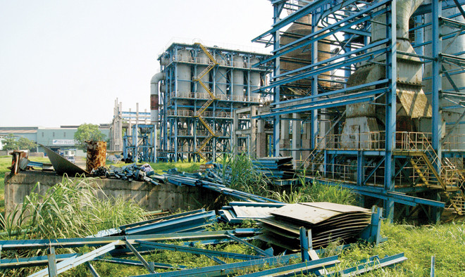 “Đắp chiếu” hơn 4 năm nay, hầu hết máy móc, thiết bị cho Dự án mở rộng nhà máy gang thép Thái Nguyên giai đoạn 2 đã hoen gỉ. Ảnh: Phạm Thanh.