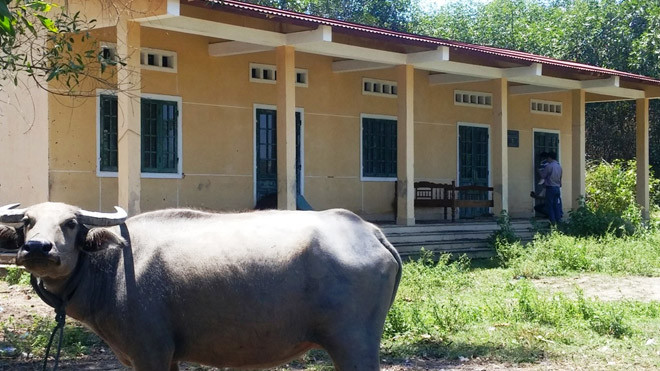 Ngôi trường này tại xã Lộc An, huyện Phú Lộc đang bị bỏ không, trong cảnh hoang hóa, do không có người học, dù xây xong chưa lâu.